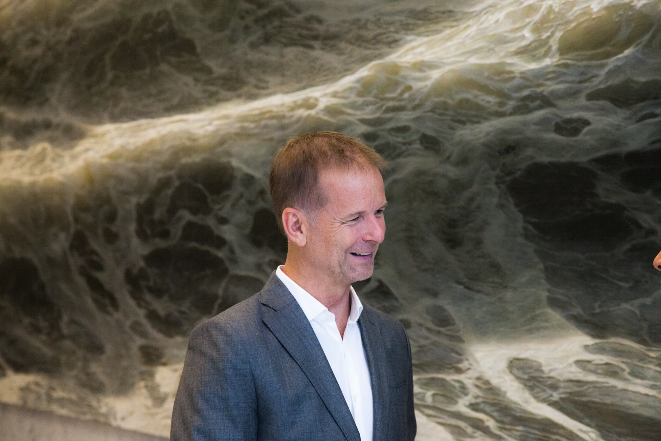 Portrait of Ran Ortner in front of one his works